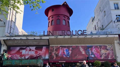 Paris Windmühlenflügel des Moulin Rouge in der Nacht zu Boden gestürzt