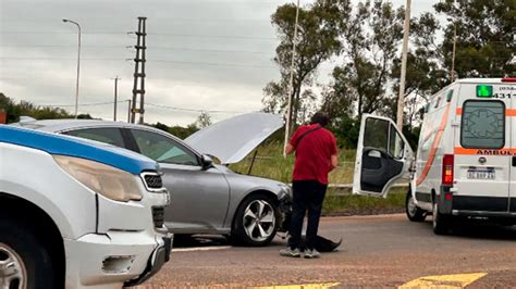 Chocaron un auto y una moto en la Autovía Artigas habría lesionados