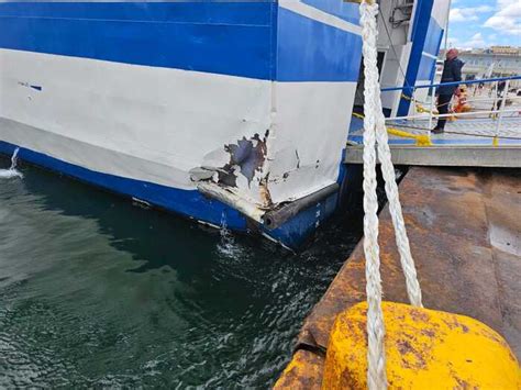 La Nave Da Capri Va A Sbattere Contro La Banchina Al Molo Beverello A