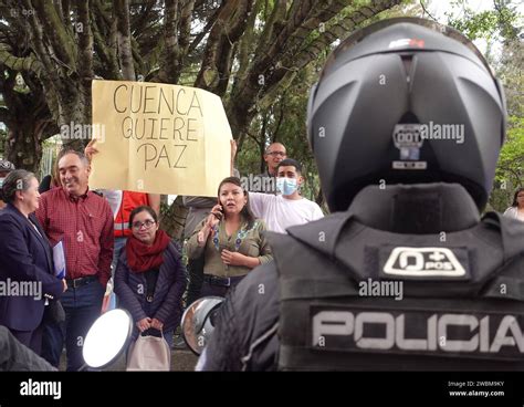 Policia Y Publico Hi Res Stock Photography And Images Alamy