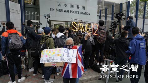 12港人案8人遣返回港 黑布蒙头无缘见家属律师 Telegraph