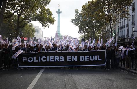 Marche de la colère des milliers de policiers manifestent à Paris