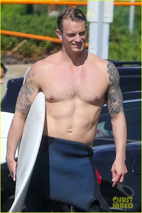 Photo Joel Kinnaman Shirtless Surfing At Beach 04 Photo 4439884