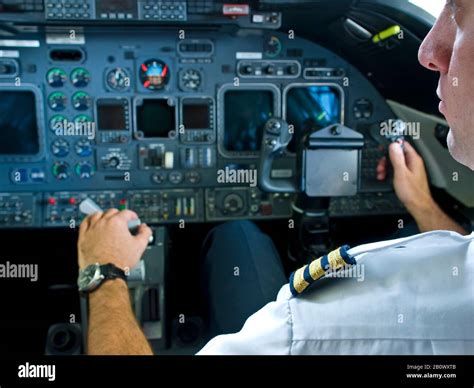 Learjet cockpit hi-res stock photography and images - Alamy