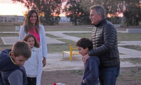 Héctor Gay inauguró nuevas luminarias LED en una plaza La Brújula