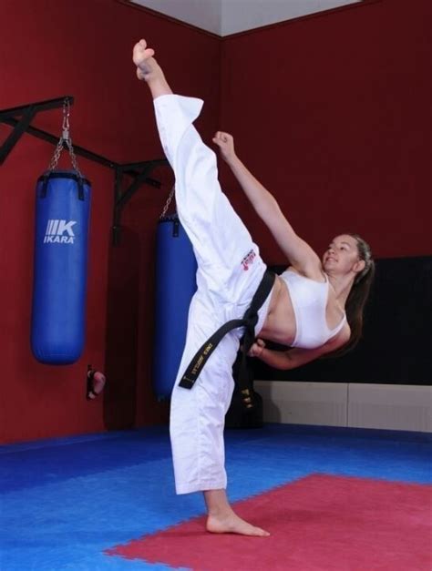 Pin On The Pose Of Beauty👌👍 Martial Arts Girl Karate Martial Arts