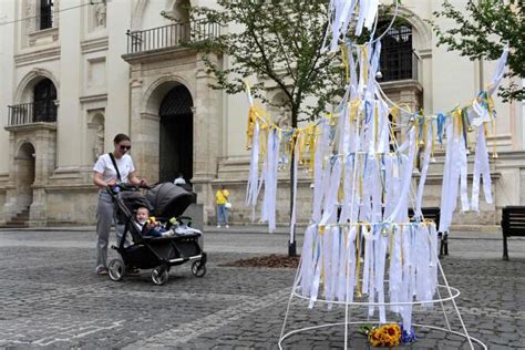 Guerre en Ukraine les Ukrainiens rendent hommage aux enfants tués