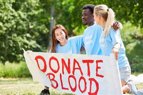 Los Voluntarios Hacen Campaña Por Una Donación De Sangre Imagen de