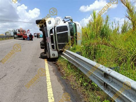 Tráiler pierde el control y termina volcado en el libramiento de