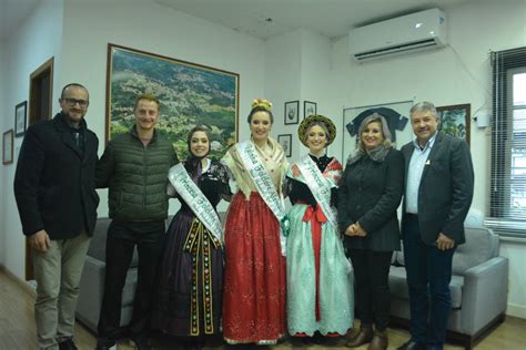 Trajes Das Soberanas Do Folclore Alem O S O Apresentados Ao P Blico