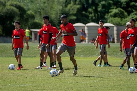 João Pedro em campo Geninho comanda treino de olho na estreia do