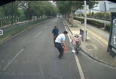 电瓶车当街自燃，290路司机出手帮忙交通运输新闻中心长江网cjncn