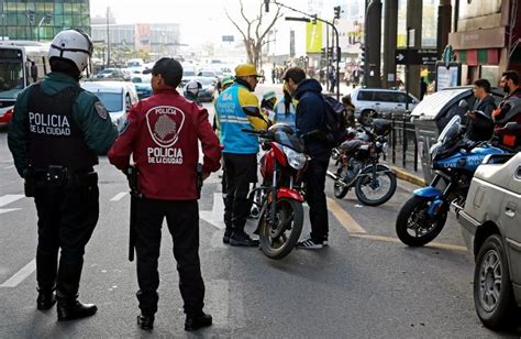 Allanamiento y detención en una comisaría de la Ciudad policías pedían