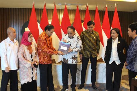 Komisi Informasi Pusat Ri Menkominfo Menerima Naskah Usulan Penetapan