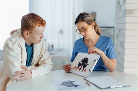 Adolescente Realizando El Test De Rorschach Durante Una Terapia