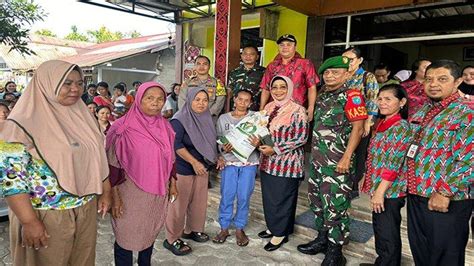 Bupati Erlina Salurkan Bantuan Cadangan Pangan Bagi Keluarga Penerima