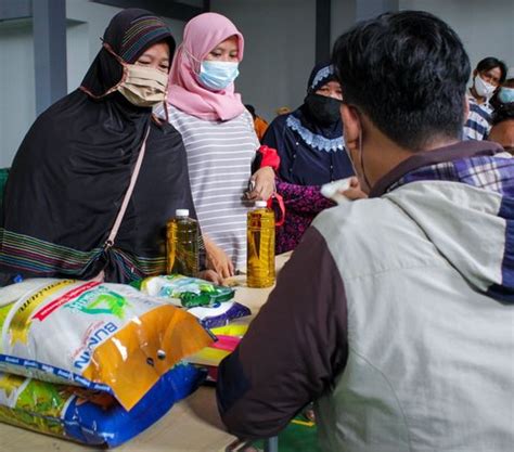 Bumn Semen Sebar Ribuan Paket Sembako Murah Jelang Lebaran