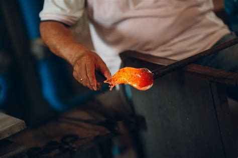 Soplador De Vidrio Artista Crafter Formando Una Pieza De Vidrio Murano