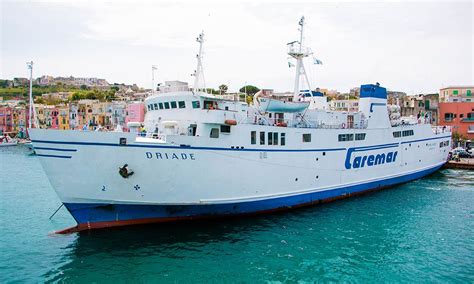 VENTO FORTE NAVE CAREMAR IN DIFFICOLTA NEL PORTO DI POZZUOLI Nuvola