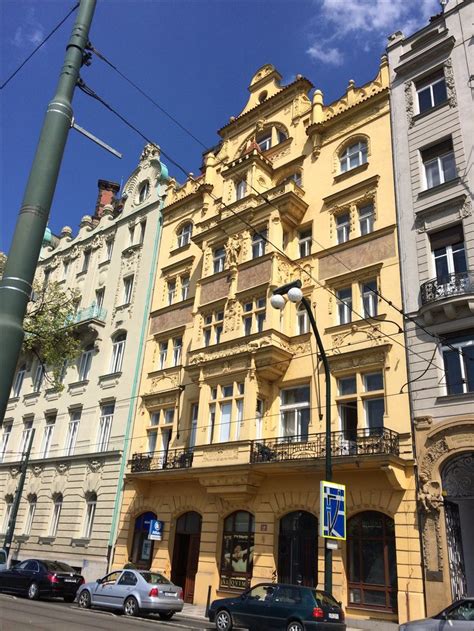 An Old Building With Many Windows And Balconies On The Top Floor Is