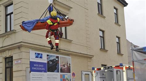 Feuerwehr Rettet Schwer Verletzten Bauarbeiter