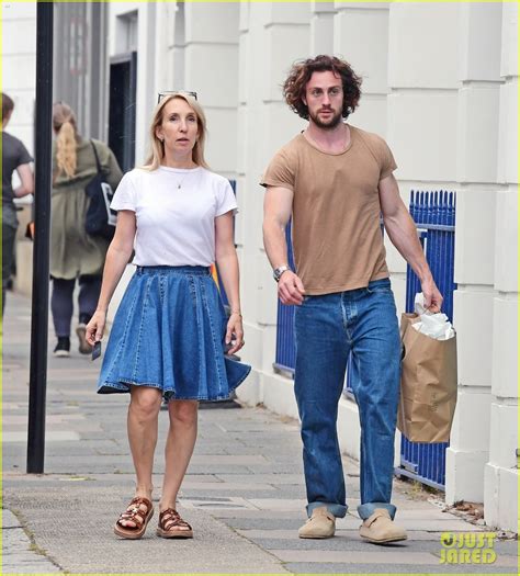 Aaron Taylor Johnsons Wife Sam Has Best Reaction To His Abs Baring