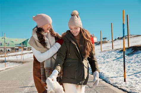 Familie Hat Spa Im Winter Kostenlose Foto