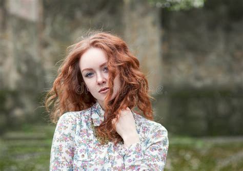 Portrait De Fille Rousse Avec Des Taches De Rousseur Image Stock