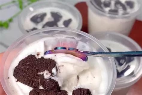 Dengan 4 Bahan Ini Bisa Kamu Jadikan Ice Cream Sundae Oreo Yang Lembut