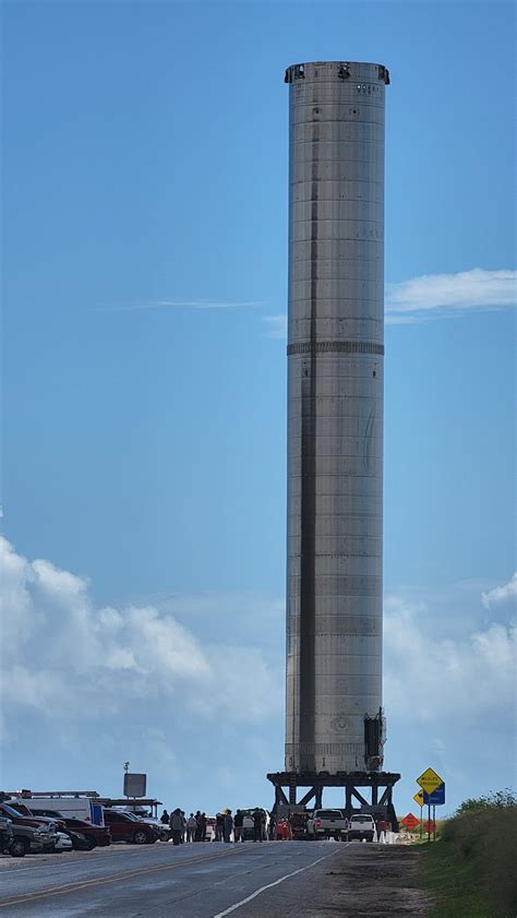 Super heavy booster..Humans for scale : HumanForScale