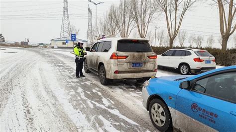 雪纷飞，“警”相随！高新区交警雪天执勤保畅通，守护平安出行路！澎湃号·政务澎湃新闻 The Paper