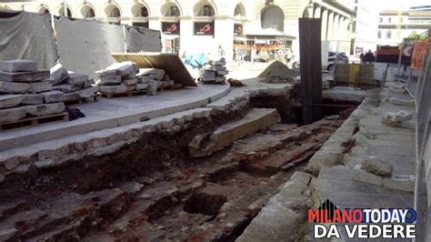 Muri Antichi E Reperti Archeologici Sotto Piazza Duomo A Milano