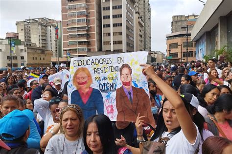 Maestros Protestan Frente Al Ministerio De Educaci N