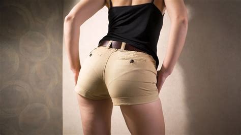 Adolescente amateur en pantalones cortos apretados se burla de su línea visible de bragas xHamster