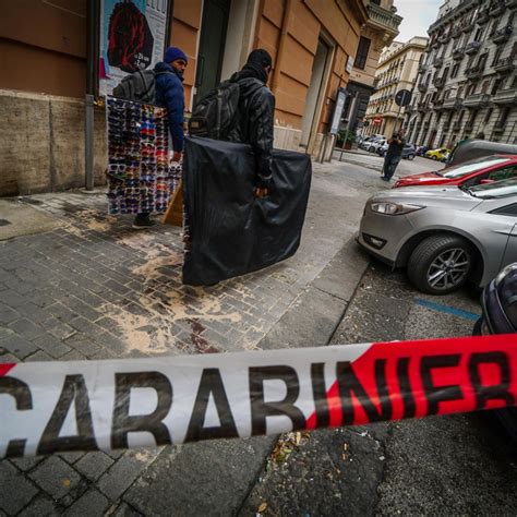 Tenta Di Rapinare Un Carabiniere 15enne Di Napoli Muore Nella