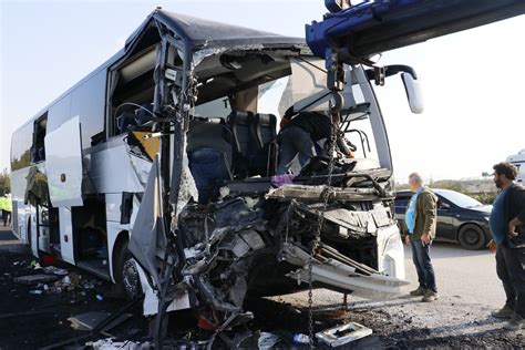 Depremzedeleri taşıyan otobüs kaza yaptı 2 ölü 6 yaralı İhlas Haber