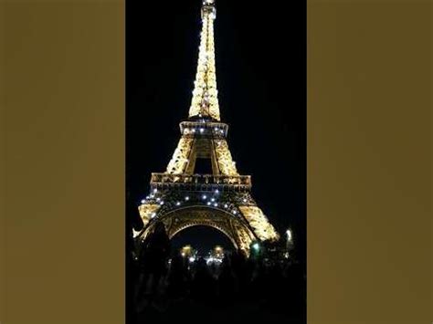 Эйфелева башня вечером особенно прекрасна. А атмосфера вокруг неё также ...