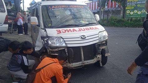 Ambulan Kecelakaan Saat Antar Pasien Di Jember Tribunjatim Timur