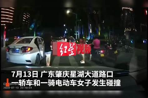 女子骑电动车过马路被卷进车底，众人合力抬车救人