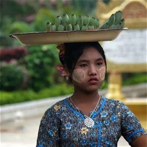 实拍一组缅甸乡下的真实画面当地妇女自力更生女孩头顶香蕉 每日头条