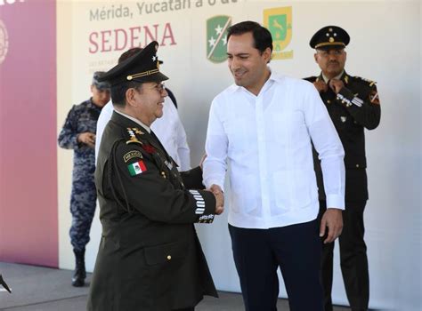 Mauricio Vila asiste a ceremonia de cambio de mando en la X la Región