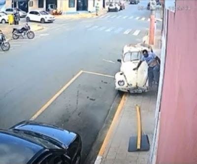 Homem Sai Correndo Ap S Ser Atropelado Na Cal Ada Por Carro Veja V Deo