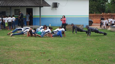 Polícia Militar Na véspera do Dia das Crianças garotada tem dia