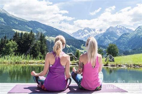 7 wunderbare Yoga Übungen zu zweit Asanas für Anfängerinnen