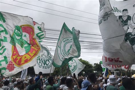 Após 26 anos entrada de bandeiras mastros é liberada em SP