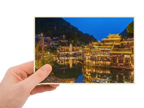 La Mano Y La Ciudad Antigua Fenghuang Al Atardecer En China De Hunan Mi