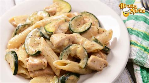 Pasta Cremosa Al Pollo E Zucchine Per Un Pranzo Ricco E Godurioso Mai