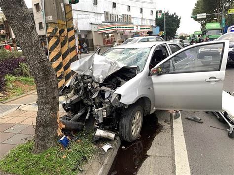 八旬老翁駕車衝撞停等紅燈2機車 騎士1死3傷 社會 中時