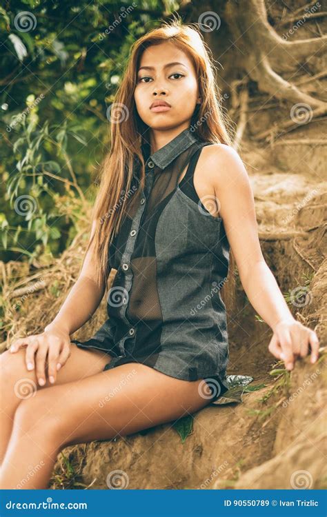 Jeune Fille Asiatique Sexy Et Belle S Asseyant Sur L Au Sol De Colline