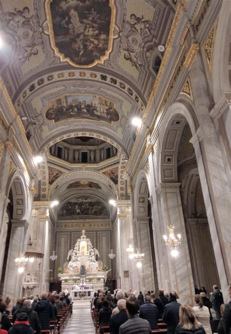 Una Domenica Bellissima All Interno Della Basilica Di Sant Elena Di